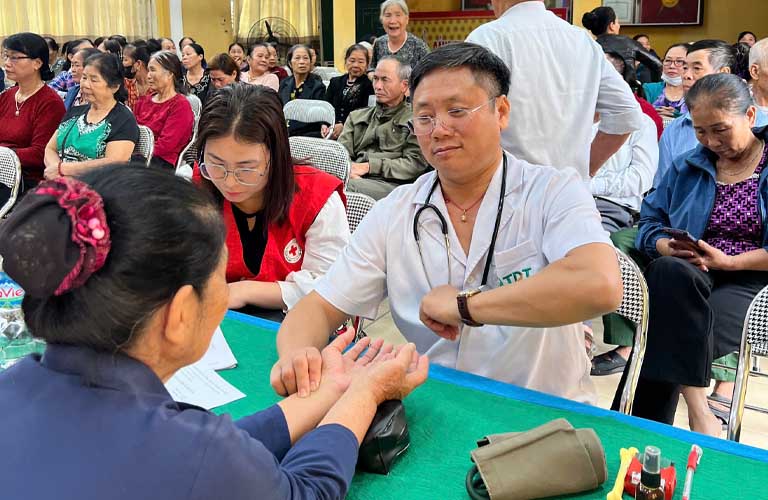 Lương y Phùng Hải Đăng đang thăm khám cho bệnh nhân